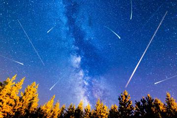 SPACE SHOW ‘Blazing-Aflame’Meteor Shower to Fill Skies with 120 Shooting Stars Per Hour Tomorrow | 25 Breathtaking Photos of the Milky Way and Meteor Showers